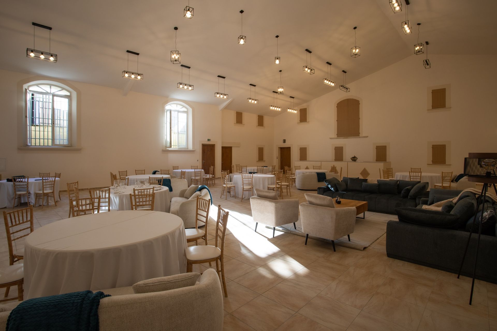 L’Auditorium du Domaine de la Myrtille, salle de réception meublée avec tables, chaises et salon