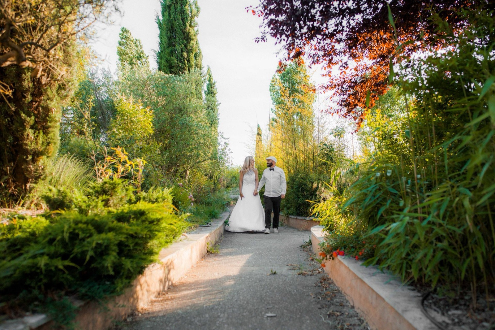 Mariée en robe blanche dans la nature du Domaine de la Myrtille en Provence