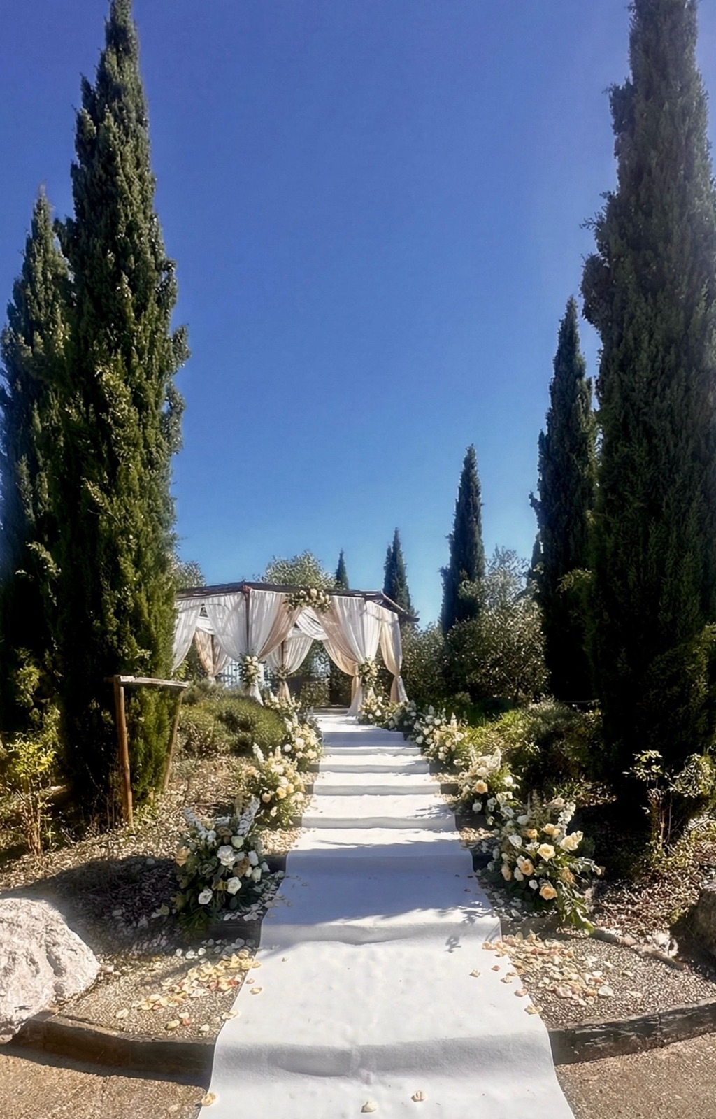 Tapis de cérémonie et compositions florales à l'entrée du domaine