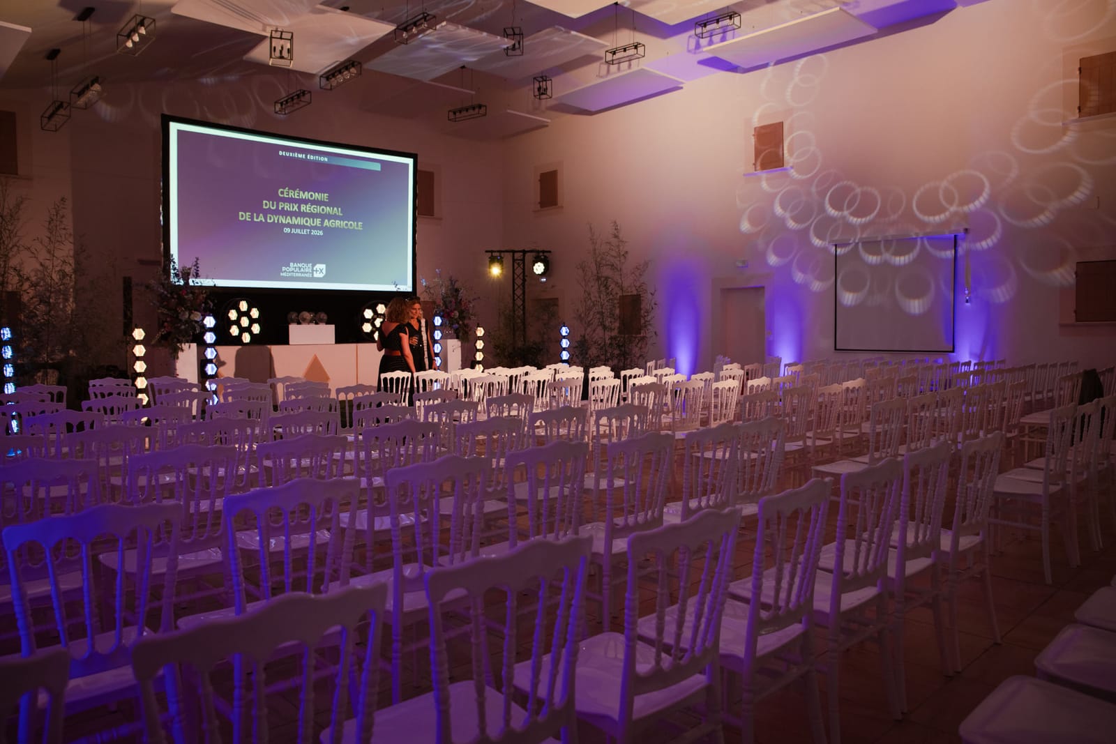 Salle du Domaine de la Myrtille dressée en auditorium, scène et écran éclairés pour une cérémonie de remise de prix
