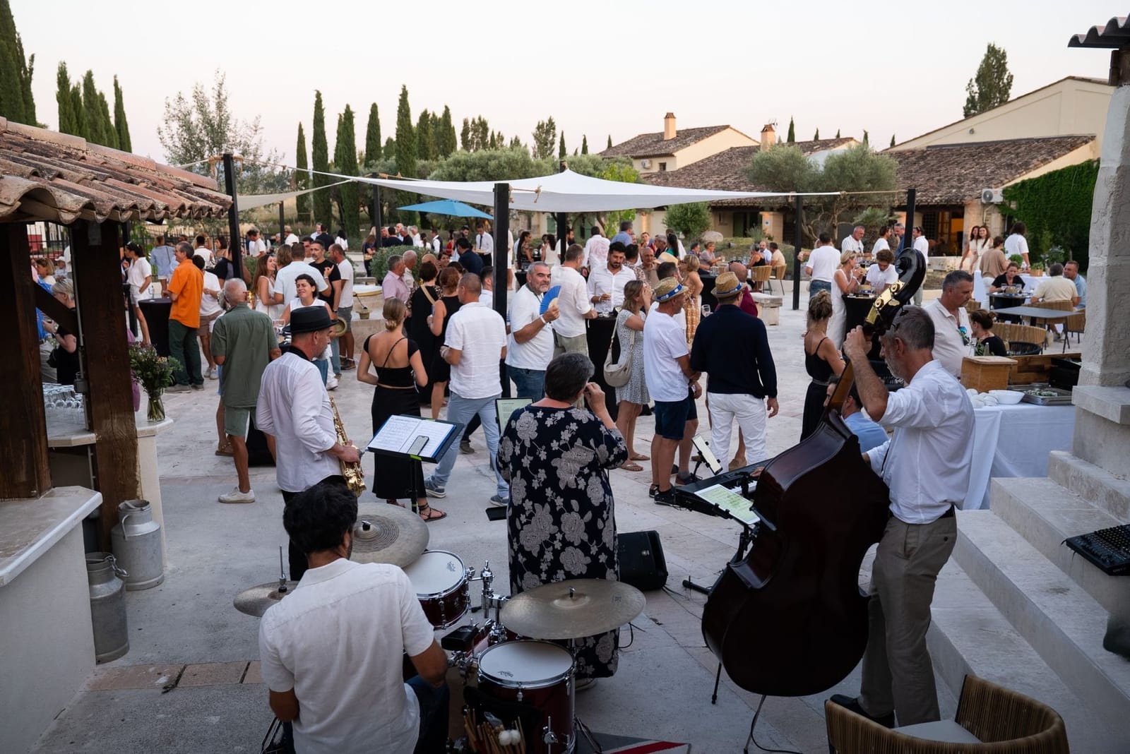 Cocktail d'entreprise en terrasse au Domaine de la Myrtille, animé par un groupe de jazz live
