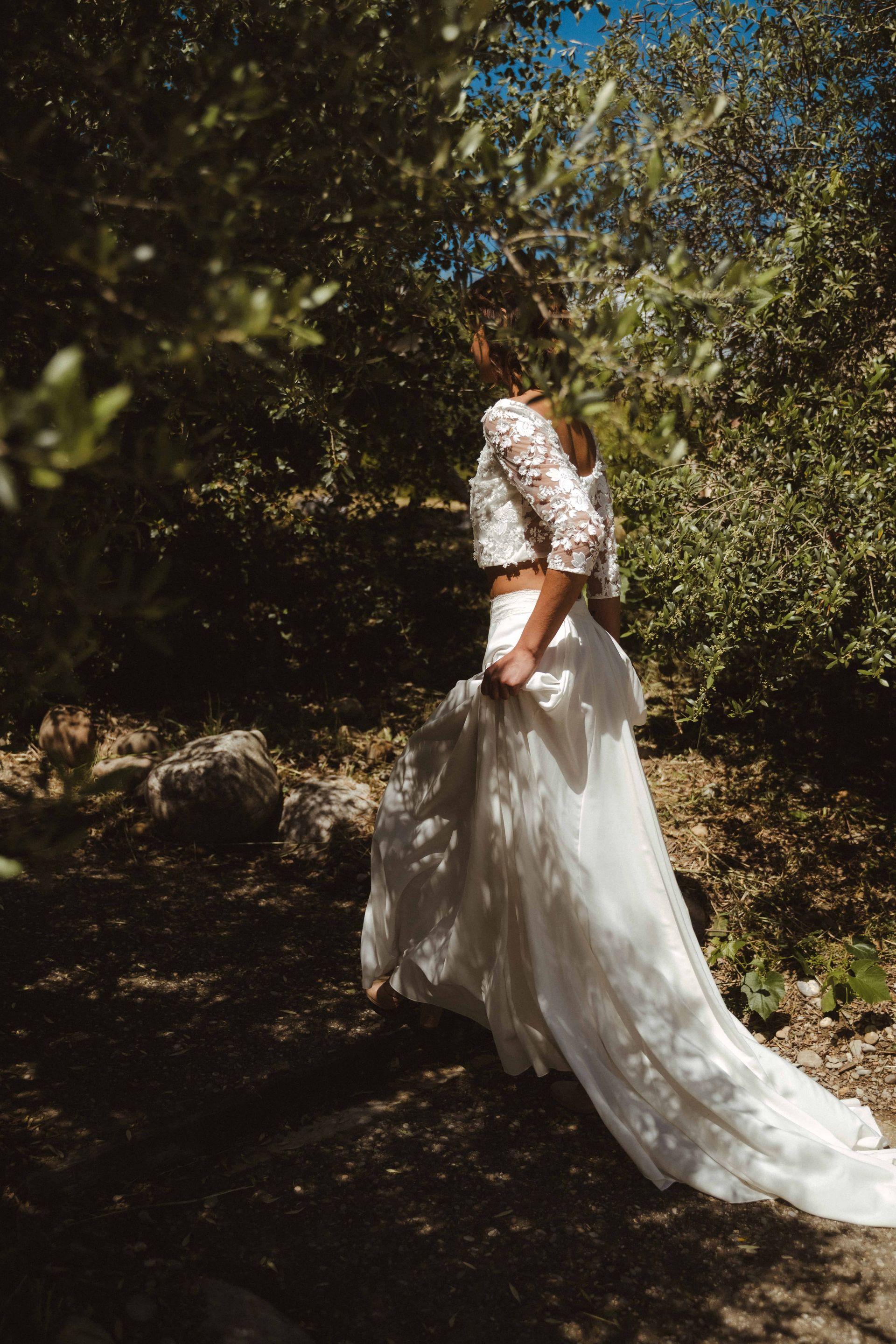 Mariée en robe blanche dans la nature du Domaine de la Myrtille en Provence