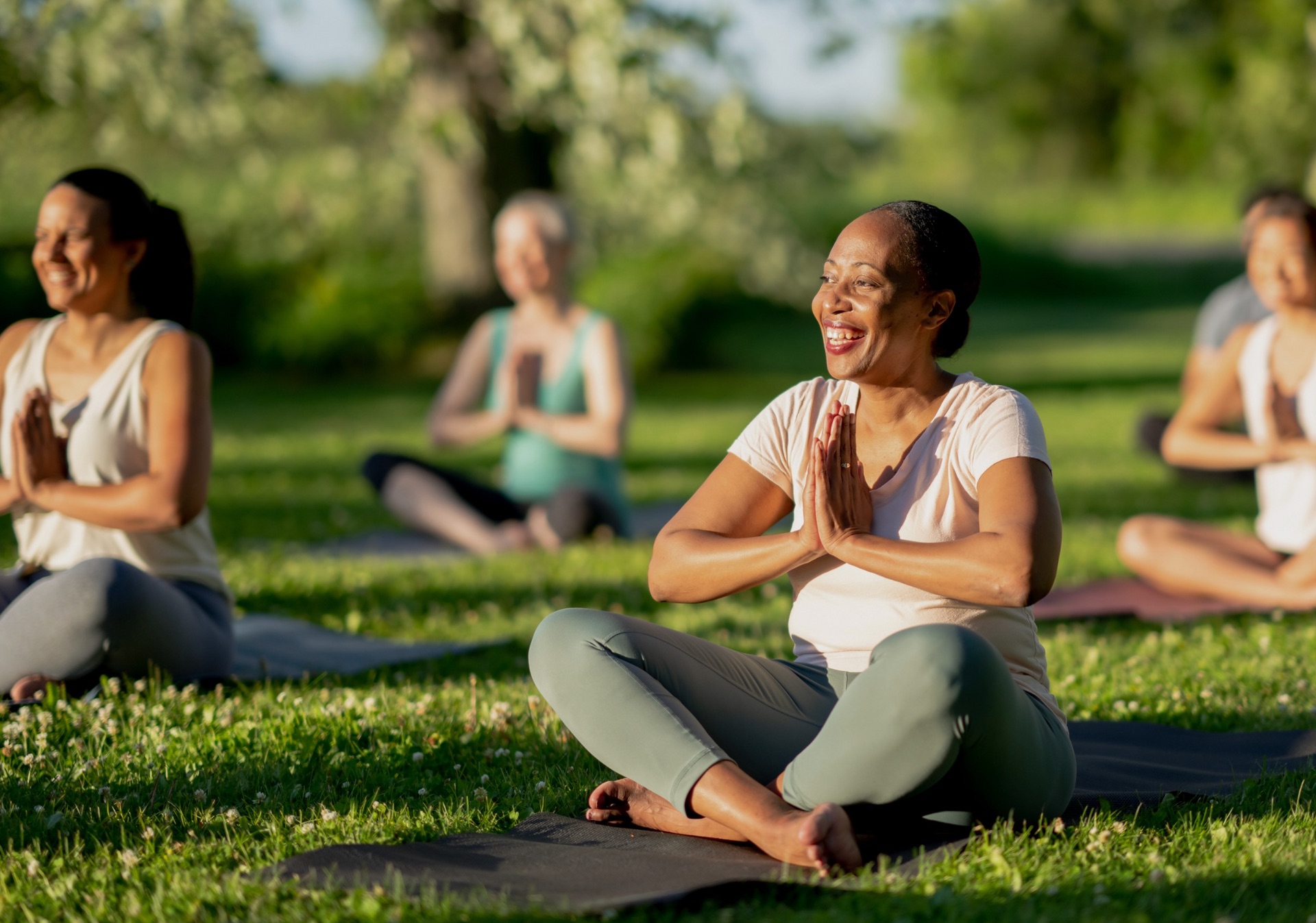 Séance de yoga en plein air sur les pelouses du Domaine de la Myrtille